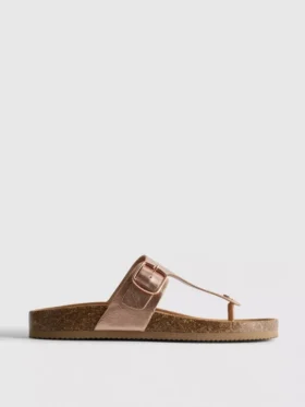 Sandalias tipo mules con barra en T y hebilla
