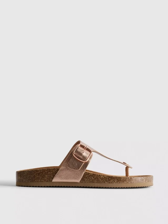 Sandalias tipo mules con barra en T y hebilla