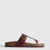 Sandalias tipo mules con barra en T y hebilla