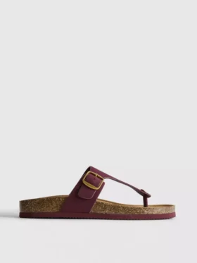 Sandalias tipo mules con barra en T y hebilla