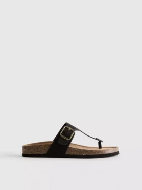 Sandalias tipo mules con barra en T y hebilla
