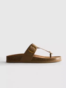 Sandalias tipo mules con barra en T y hebilla