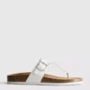 Sandalias tipo mules con barra en T y hebilla
