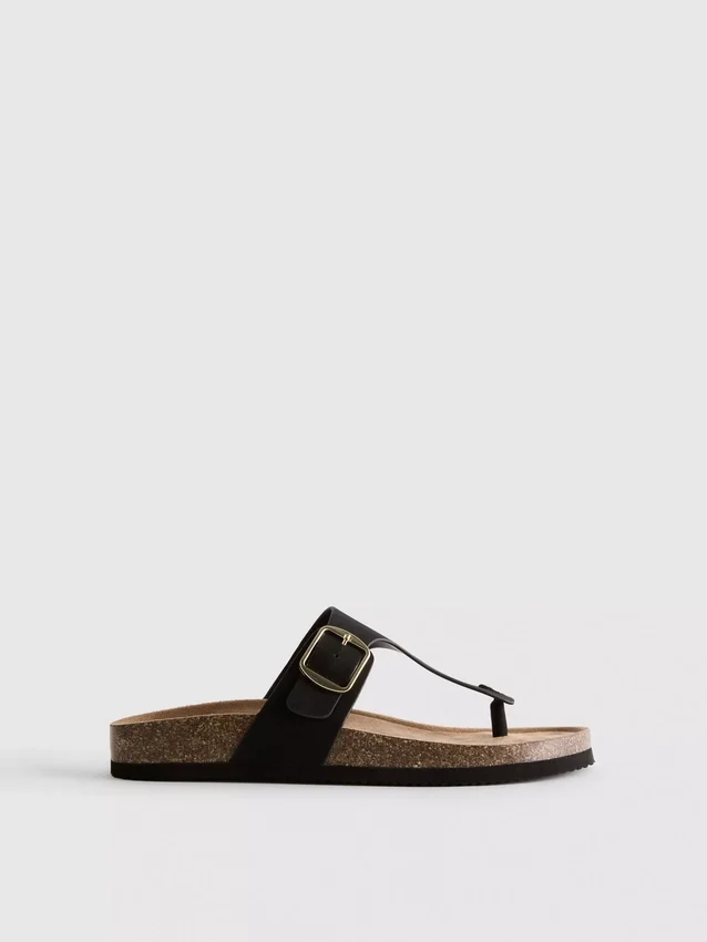 Sandalias tipo mules con barra en T y hebilla