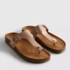 Sandalias tipo mules con barra en T y hebilla