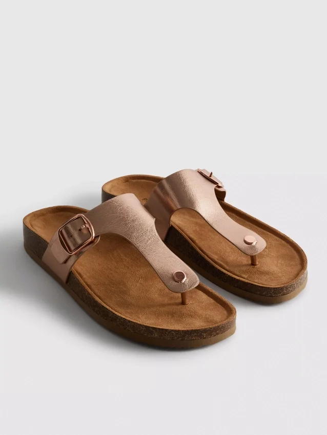 Sandalias tipo mules con barra en T y hebilla