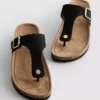 Sandalias tipo mules con barra en T y hebilla