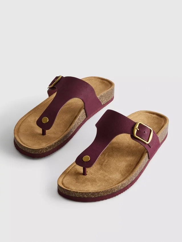 Sandalias tipo mules con barra en T y hebilla