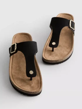 Sandalias tipo mules con barra en T y hebilla