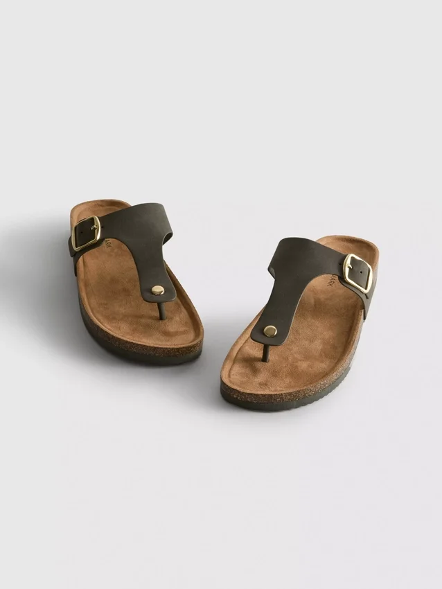 Sandalias tipo mules con barra en T y hebilla
