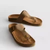 Sandalias tipo mules con barra en T y hebilla