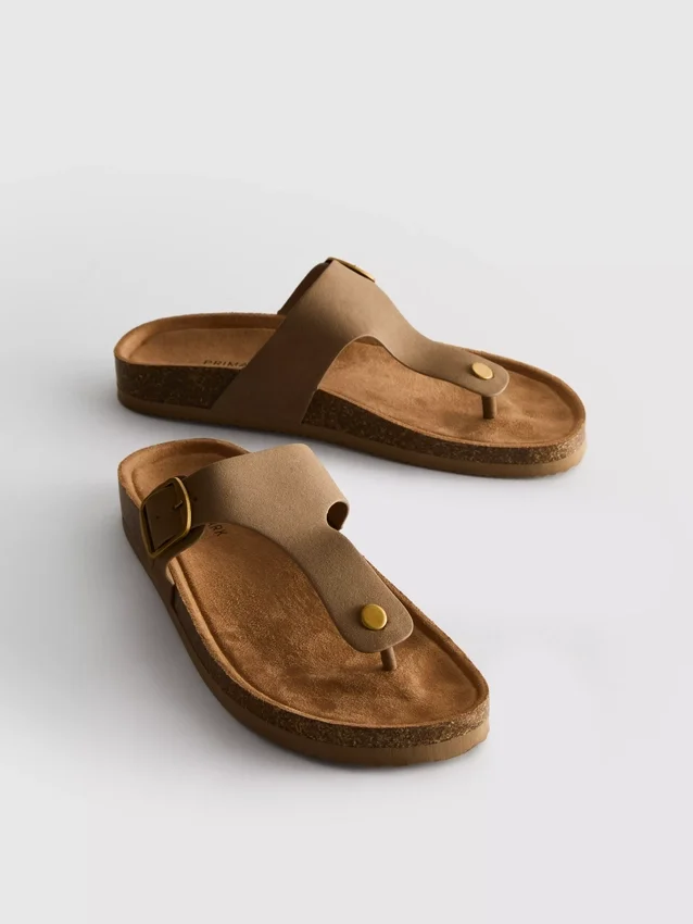 Sandalias tipo mules con barra en T y hebilla