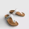 Sandalias tipo mules con barra en T y hebilla