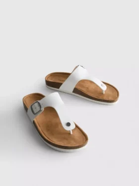 Sandalias tipo mules con barra en T y hebilla
