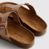 Sandalias tipo mules con barra en T y hebilla