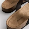 Sandalias tipo mules con barra en T y hebilla