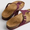 Sandalias tipo mules con barra en T y hebilla