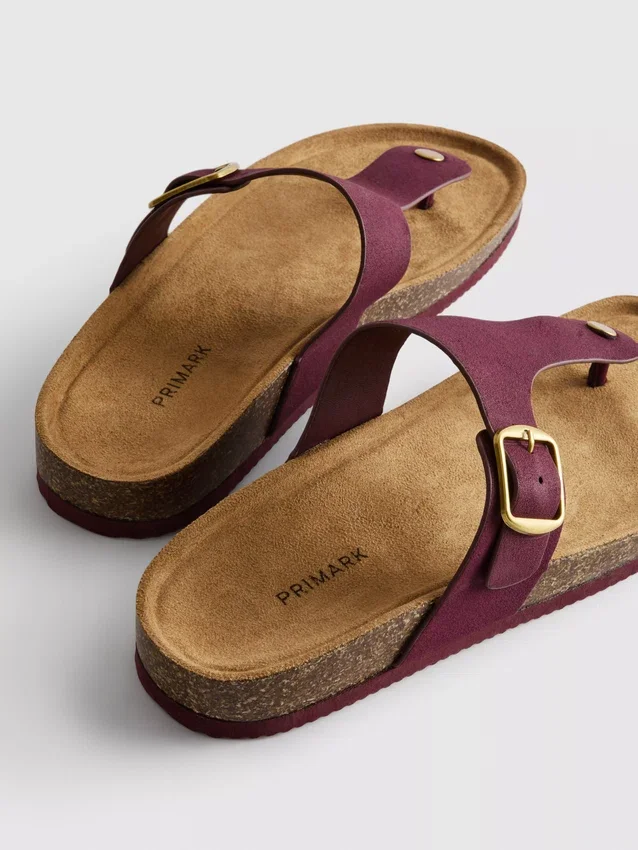 Sandalias tipo mules con barra en T y hebilla