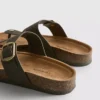 Sandalias tipo mules con barra en T y hebilla
