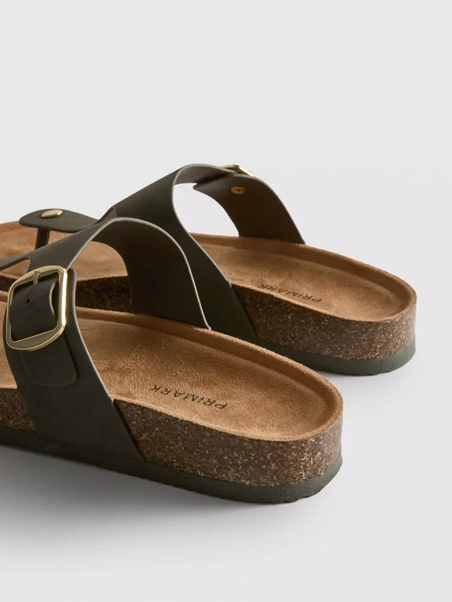 Sandalias tipo mules con barra en T y hebilla