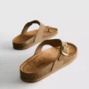 Sandalias tipo mules con barra en T y hebilla