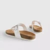 Sandalias tipo mules con barra en T y hebilla
