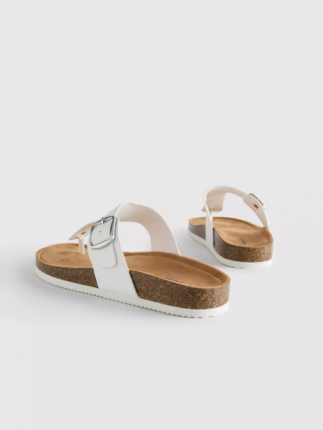 Sandalias tipo mules con barra en T y hebilla