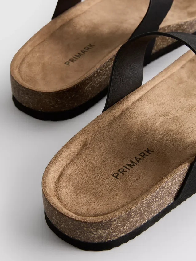 Sandalias tipo mules con barra en T y hebilla