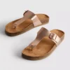 Sandalias tipo mules con barra en T y hebilla