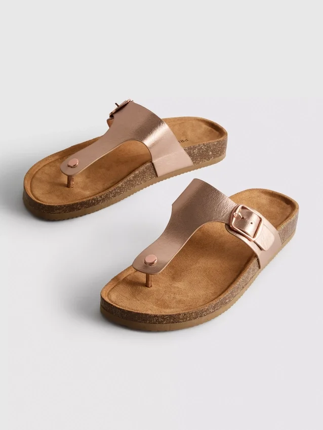 Sandalias tipo mules con barra en T y hebilla