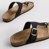 Sandalias tipo mules con barra en T y hebilla