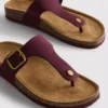 Sandalias tipo mules con barra en T y hebilla