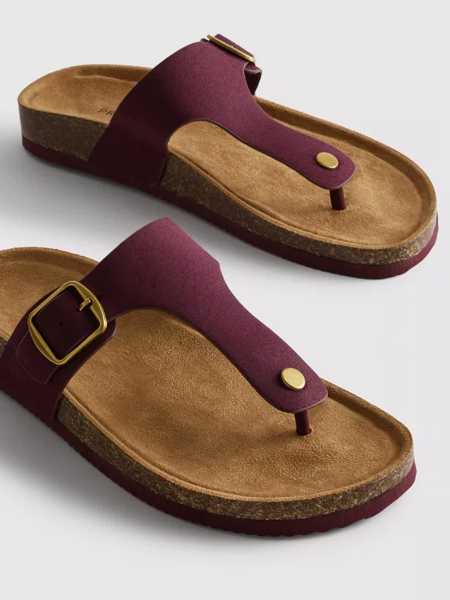 Sandalias tipo mules con barra en T y hebilla