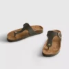 Sandalias tipo mules con barra en T y hebilla