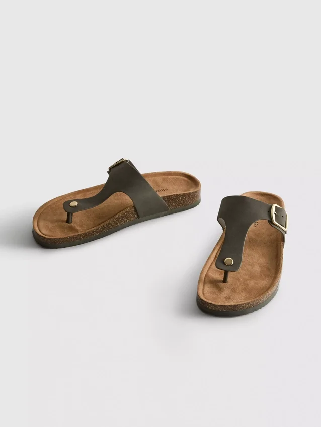 Sandalias tipo mules con barra en T y hebilla