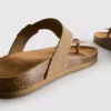 Sandalias tipo mules con barra en T y hebilla