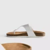 Sandalias tipo mules con barra en T y hebilla