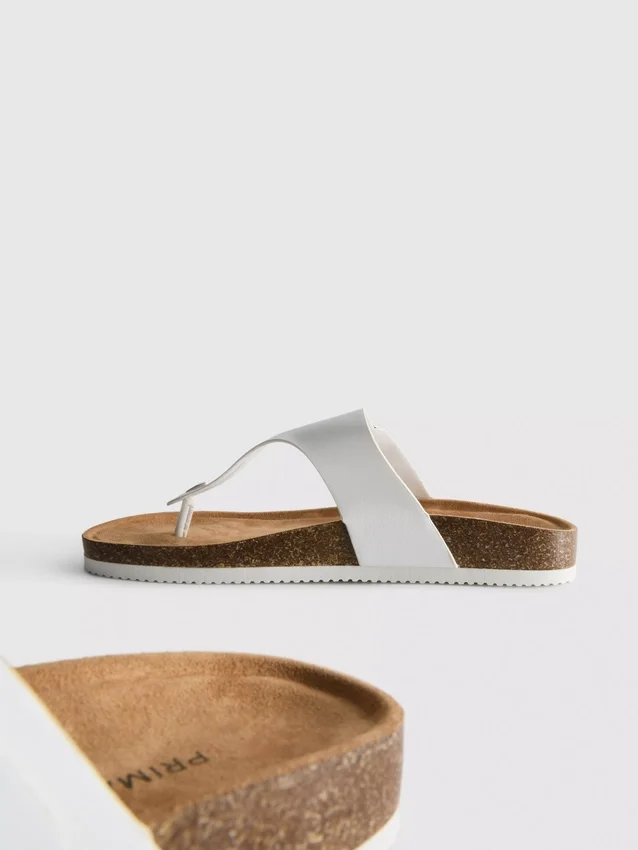 Sandalias tipo mules con barra en T y hebilla