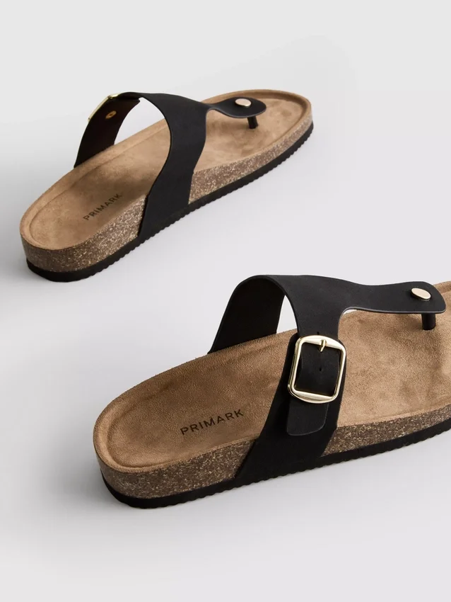 Sandalias tipo mules con barra en T y hebilla