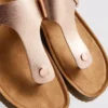 Sandalias tipo mules con barra en T y hebilla