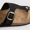 Sandalias tipo mules con barra en T y hebilla