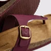 Sandalias tipo mules con barra en T y hebilla