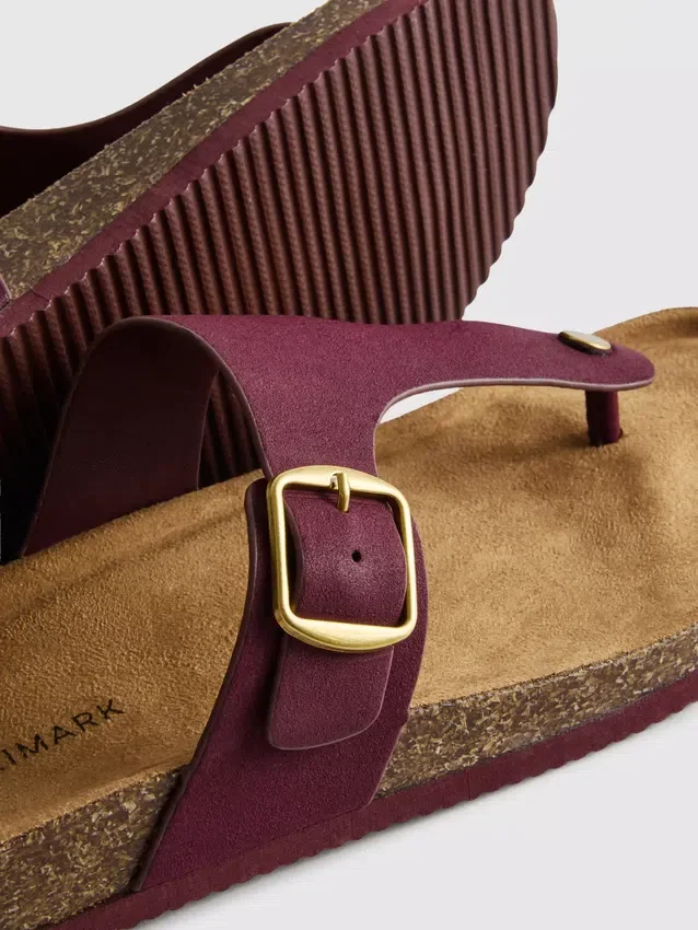Sandalias tipo mules con barra en T y hebilla