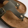 Sandalias tipo mules con barra en T y hebilla