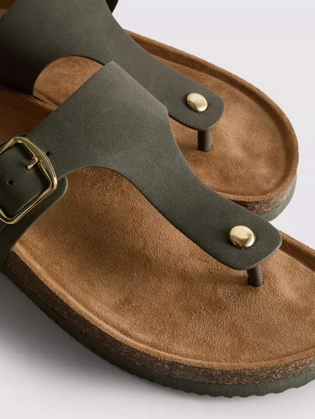 Sandalias tipo mules con barra en T y hebilla