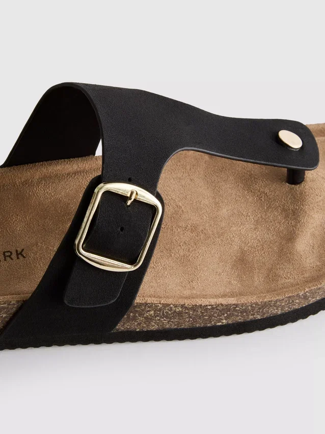 Sandalias tipo mules con barra en T y hebilla