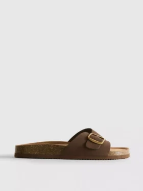 Sandalias tipo mules con correa y hebilla