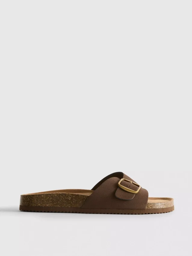 Sandalias tipo mules con correa y hebilla