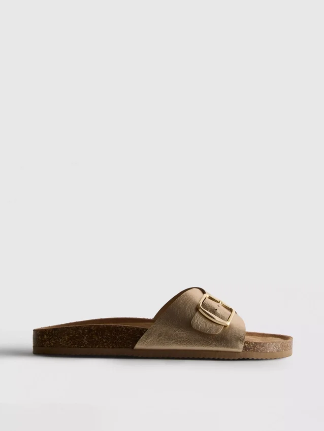 Sandalias tipo mules con correa y hebilla