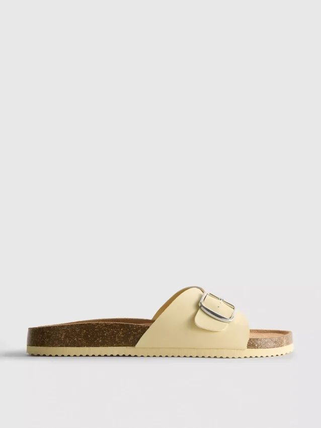 Sandalias tipo mules con correa y hebilla